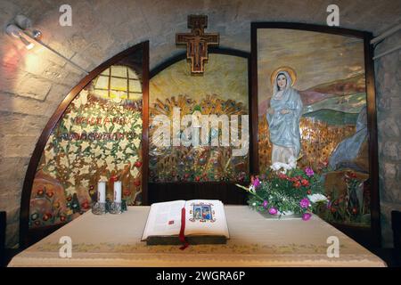 Autel dans la chapelle de la maison de pèlerinage Casa Nova à Nazareth, Israël Banque D'Images