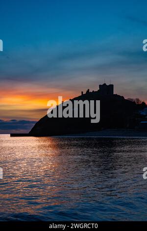 Château de Denbigh et plage au coucher du soleil Banque D'Images