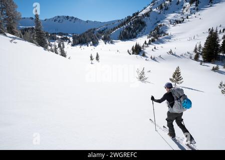 Skieur dans le bassin anéroïde supérieur, Wallowa Mountains, Oregon. Banque D'Images