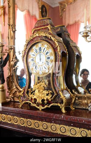 Kozlowka, Pologne, 29 avril 2023 horloge rococo sur le manteau de la cheminée du palais Banque D'Images