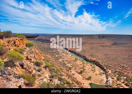 Le canyon de la rivière Murchison dans le désert du parc national de Kalbarri, Australie occidentale. Sur la gauche, le Kalbarri Skywalk Banque D'Images