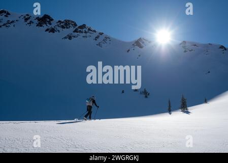 Skieur dans le bassin anéroïde supérieur, Wallowa Mountains, Oregon. Banque D'Images