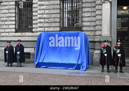 Milan, Italie. 06th Feb, 2024. Milan, Italie MILAN CORTINA 2026 LES SYMBOLES OLYMPIQUES ET PARALYMPIQUES RÉVÉLÉS SUR LA PIAZZA SCALA À MILAN avec les institutions sportives, les municipalités régionales sur la photo : symbole olympique couvert crédit : Agence photo indépendante/Alamy Live News Banque D'Images