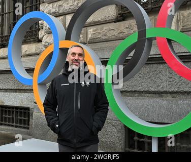 Milan, Italie. 06th Feb, 2024. Milan, Italie MILAN CORTINA 2026 LES SYMBOLES OLYMPIQUES ET PARALYMPIQUES RÉVÉLÉS SUR LA PIAZZA SCALA À MILAN avec les institutions sportives, les municipalités régionales sur la photo : crédit : Agence photo indépendante/Alamy Live News Banque D'Images