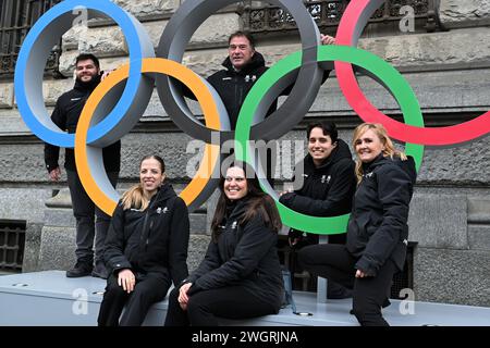 Milan, Italie. 06th Feb, 2024. Milan, Italie MILAN CORTINA 2026 LES SYMBOLES OLYMPIQUES ET PARALYMPIQUES RÉVÉLÉS SUR LA PIAZZA SCALA À MILAN avec les institutions sportives, les municipalités régionales sur la photo : crédit : Agence photo indépendante/Alamy Live News Banque D'Images