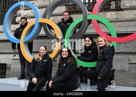 Milan, Italie. 06th Feb, 2024. Milan, Italie MILAN CORTINA 2026 LES SYMBOLES OLYMPIQUES ET PARALYMPIQUES RÉVÉLÉS SUR LA PIAZZA SCALA À MILAN avec les institutions sportives, les municipalités régionales sur la photo : crédit : Agence photo indépendante/Alamy Live News Banque D'Images