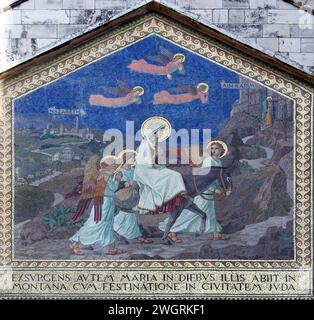 Mosaïque ornant la façade de l'église de la Visitation, représentant la scène de la visite de Marie à Elisheb, église de la Visitation à Ein Karem près de Jeru Banque D'Images