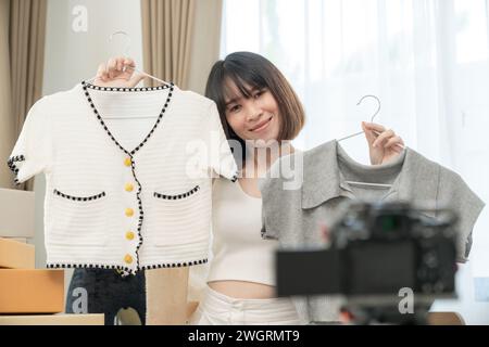 Jeune femme vendant des vêtements en ligne Banque D'Images