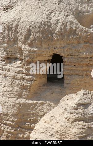 Site archéologique de Qumran où défilent la mer morte découverts dans des grottes dans des falaises, désert de Judée, Israël, Banque D'Images