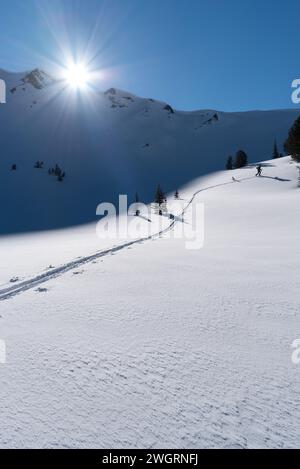 Skieur dans le bassin anéroïde supérieur, Wallowa Mountains, Oregon. Banque D'Images