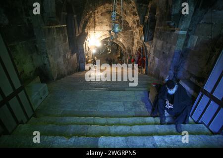 Escalier souterrain menant à l'église du sépulcre de Sainte-Marie, connue sous le nom de tombe de la Vierge Marie, au Mont des oliviers, Jérusalem, Israël Banque D'Images