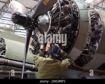 Maintenance des moteurs effectuée sur le seul bombardier Boeing B-17G Flying Fortress en état de navigabilité au Royaume-Uni. Aussi connu sous le nom de Memphis belle. Banque D'Images