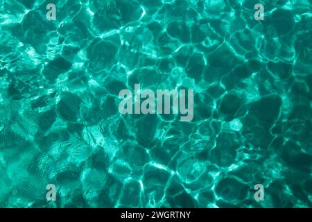 Fond d'eau de mer avec de l'eau turquoise brillante. Banque D'Images