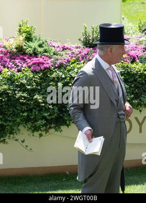 FICHIERS PHOTOS. 6 février 2024. Sa Majesté le Roi Charles III a reçu un diagnostic de cancer et est en traitement. Le roi Charles III dans l'anneau de la Parade à Royal Ascot le jour des dames. Crédit : Maureen McLean/Alamy Banque D'Images