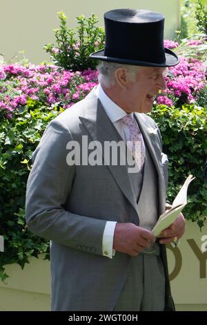 FICHIERS PHOTOS. 6 février 2024. Sa Majesté le Roi Charles III a reçu un diagnostic de cancer et est en traitement. Le roi Charles III dans l'anneau de la Parade à Royal Ascot le jour des dames. Crédit : Maureen McLean/Alamy Banque D'Images