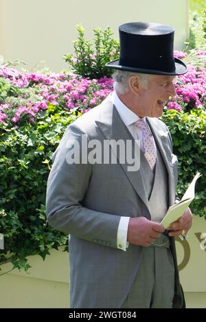 FICHIERS PHOTOS. 6 février 2024. Sa Majesté le Roi Charles III a reçu un diagnostic de cancer et est en traitement. Le roi Charles III dans l'anneau de la Parade à Royal Ascot le jour des dames. Crédit : Maureen McLean/Alamy Banque D'Images