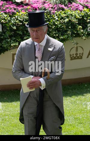 FICHIERS PHOTOS. 6 février 2024. Sa Majesté le Roi Charles III a reçu un diagnostic de cancer et est en traitement. Le roi Charles III dans l'anneau de la Parade à Royal Ascot le jour des dames. Crédit : Maureen McLean/Alamy Banque D'Images