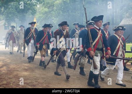 Des reconstituteurs historiques jouent un combat de guerre révolutionnaire entre les Red Coats britanniques et les rebelles américains à Old Sturbridge Village à Sturbridge, au Missouri Banque D'Images