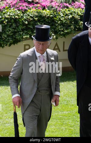 FICHIERS PHOTOS. 6 février 2024. Sa Majesté le Roi Charles III a reçu un diagnostic de cancer et est en traitement. Le roi Charles III dans l'anneau de la Parade à Royal Ascot le jour des dames. Crédit : Maureen McLean/Alamy Banque D'Images