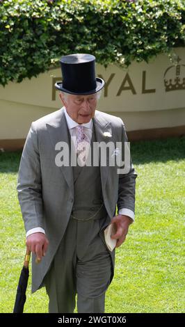 FICHIERS PHOTOS. 6 février 2024. Sa Majesté le Roi Charles III a reçu un diagnostic de cancer et est en traitement. Le roi Charles III dans l'anneau de la Parade à Royal Ascot le jour des dames. Crédit : Maureen McLean/Alamy Banque D'Images