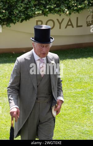 FICHIERS PHOTOS. 6 février 2024. Sa Majesté le Roi Charles III a reçu un diagnostic de cancer et est en traitement. Le roi Charles III dans l'anneau de la Parade à Royal Ascot le jour des dames. Crédit : Maureen McLean/Alamy Banque D'Images