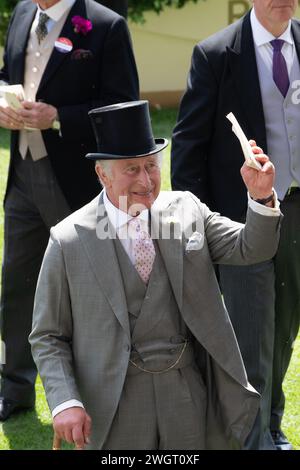 FICHIERS PHOTOS. 6 février 2024. Sa Majesté le Roi Charles III a reçu un diagnostic de cancer et est en traitement. Le roi Charles III dans l'anneau de la Parade à Royal Ascot le jour des dames. Crédit : Maureen McLean/Alamy Banque D'Images