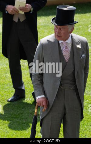 FICHIERS PHOTOS. 6 février 2024. Sa Majesté le Roi Charles III a reçu un diagnostic de cancer et est en traitement. Le roi Charles III dans l'anneau de la Parade à Royal Ascot le jour des dames. Crédit : Maureen McLean/Alamy Banque D'Images