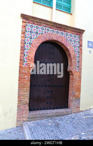 ©Sylvestre/MAXPPP - Grenade Spain 06/02/2024 ; rue de l'albaycin;ancien quartier arabe ,porte Banque D'Images