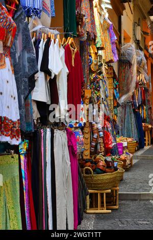 ©Sylvestre/MAXPPP - Grenade Spain 06/02/2024 ; rue de l'albaycin;ancien quartier arabe, boutique Banque D'Images