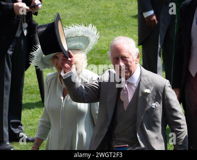 FICHIERS PHOTOS. 6 février 2024. Sa Majesté le Roi Charles III a reçu un diagnostic de cancer et est en traitement. Le roi Charles III et la reine Camilla dans le défilé Ring à Royal Ascot le jour des dames. Crédit : Maureen McLean/Alamy Banque D'Images