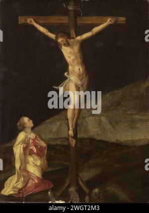 Marie-Madeleine au pied de la croix, anonyme, c. 1610 peignant le Christ sur la croix, Marie-Madeleine s'agenouille à gauche au pied de la croix. Panel du nord des pays-Bas. Peinture à l'huile (peinture) crucifié Christ avec Marie Madeleine, qui pleure habituellement et embrasse la croix Banque D'Images
