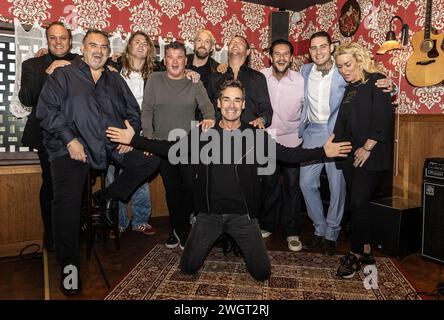 AMSTERDAM - (G-d) Frans Bauer, Peter Beense, Jordy Huisman, Wolter Kroes, Sander Huisman, Jeroen van der Boom, Tino Martin, Yuki Kempees, Douwe Bob et Samantha Steenwijk lors de la présentation du line-up de Holland Sings Hazes, en préparation du concert annuel Sing-Along au Ziggo Dome. ANP EVA PLEVIER pays-bas OUT - belgique OUT Banque D'Images