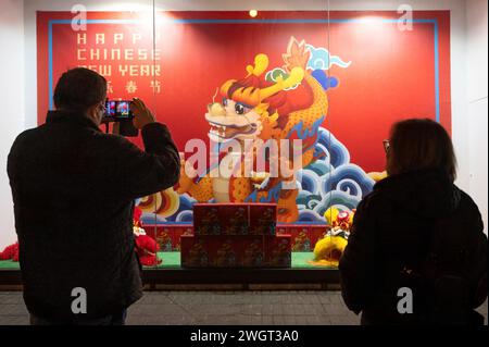 Madrid, Espagne. 4 février 2024. Un homme prend des photos à l'extérieur du Centre culturel chinois orné de la lanterne du dragon chinois pour marquer le nouvel an chinois 2024, l'année du Dragon, à Madrid. (Crédit image : © Miguel Candela/SOPA images via ZUMA Press Wire) USAGE ÉDITORIAL SEULEMENT! Non destiné à UN USAGE commercial ! Banque D'Images