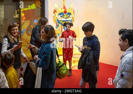 Madrid, Espagne. 4 février 2024. Les visiteurs se rassemblent au Centre culturel chinois pour célébrer le nouvel an chinois 2024, l'année du Dragon, à Madrid. (Crédit image : © Miguel Candela/SOPA images via ZUMA Press Wire) USAGE ÉDITORIAL SEULEMENT! Non destiné à UN USAGE commercial ! Banque D'Images