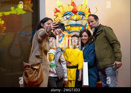 Madrid, Espagne. 4 février 2024. Les visiteurs prennent des selfies avec une installation de lanterne dragon à l'extérieur du Centre culturel chinois pour marquer le nouvel an chinois 2024, l'année du Dragon, à Madrid. (Crédit image : © Miguel Candela/SOPA images via ZUMA Press Wire) USAGE ÉDITORIAL SEULEMENT! Non destiné à UN USAGE commercial ! Banque D'Images