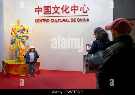 Madrid, Espagne. 4 février 2024. Un enfant pose pour des photos avec une installation de lanterne dragon devant le Centre culturel chinois pour marquer le nouvel an chinois 2024, l'année du Dragon, à Madrid. (Crédit image : © Miguel Candela/SOPA images via ZUMA Press Wire) USAGE ÉDITORIAL SEULEMENT! Non destiné à UN USAGE commercial ! Banque D'Images