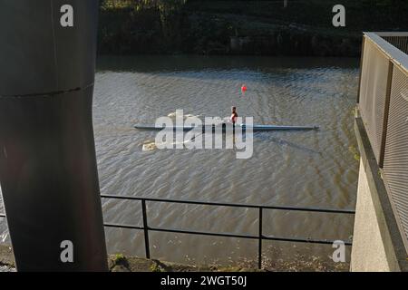 Un rameur sur la rivière Avon qui traverse Bristol. Banque D'Images
