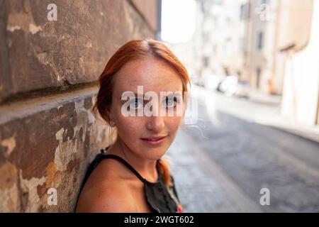 Jeune femme aux cheveux roux, Rome, Italie Banque D'Images
