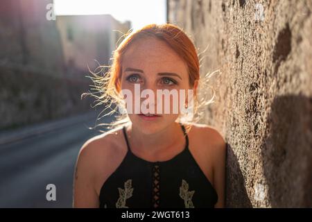 Jeune femme aux cheveux roux, Rome, Italie Banque D'Images