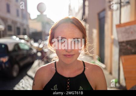 Jeune femme aux cheveux roux, Rome, Italie Banque D'Images