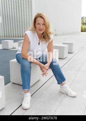 Femme blonde dans la ville, Milan, Italie. Banque D'Images