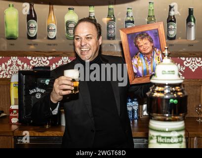 AMSTERDAM - Frans Bauer chante Hazes lors de la présentation du line-up Holland, en préparation du concert annuel Sing-Along au Ziggo Dome. ANP EVA PLEVIER pays-bas OUT - belgique OUT Banque D'Images