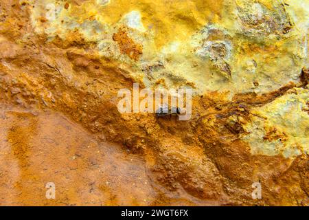 Les eaux rouges extraordinaires du Rio Tinto coulent le long de falaises rocheuses abruptes, mettant en valeur l'art unique de la nature. Banque D'Images