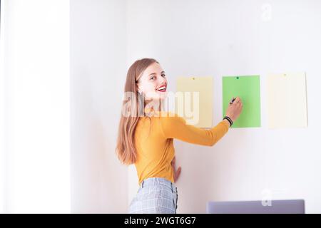 jeune femme dans son bureau à domicile Banque D'Images