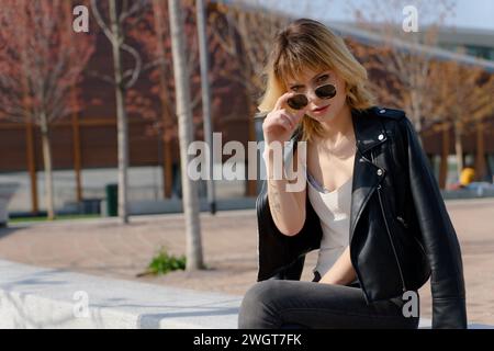 Jeune femme dans la ville, Milan, Italie. Banque D'Images