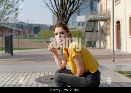 Jeune femme dans la ville, Milan, Italie. Banque D'Images