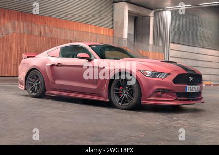 Bilbao, Espagne-11 novembre 2023 : Ford Mustang (sixième génération), S550 dans le stationnement intérieur Banque D'Images