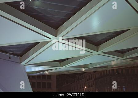 Bruxelles, Belgique. 5 février 2024. Design de façade inhabituel et fascinant avec des formes triangulaires. Formes géométriques dans la conception de bâtiments. Nuit Belgique. Banque D'Images