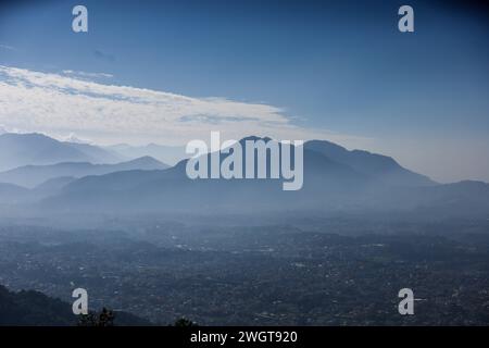 Vie quotidienne à Katmandou les nuages couvrent les collines entourant la vallée de Katmandou comme vu de la station de colline dans la périphérie de Katmandou le 6 février 2024. Katmandou Bagmati Nepal Copyright : xSubashxShresthax Banque D'Images