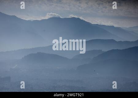 Vie quotidienne à Katmandou les nuages couvrent les collines entourant la vallée de Katmandou comme vu de la station de colline dans la périphérie de Katmandou le 6 février 2024. Katmandou Bagmati Nepal Copyright : xSubashxShresthax Banque D'Images